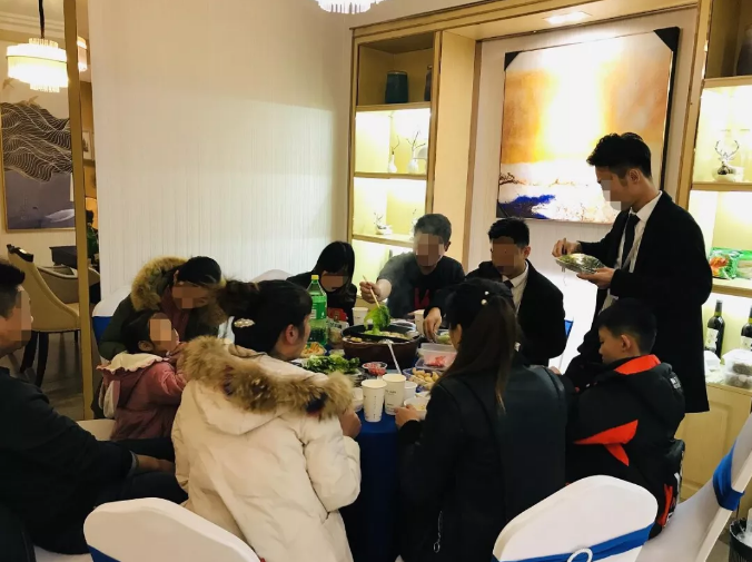 暖冬火鍋宴熱辣開席，老友變新鄰，理想開涮！
